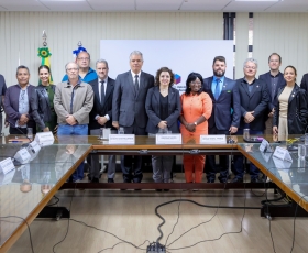 Delegação da Embaixada de Cuba, a Reitora da União de Santiago de Cuba, Diana Sedal Yanes e o Prof. Fidel Castro Neto, em reunião com Reitora da UnB, profª. Rozana Naves. 21/10/2025 Foto: Beto Monteiro/Ascom UnB